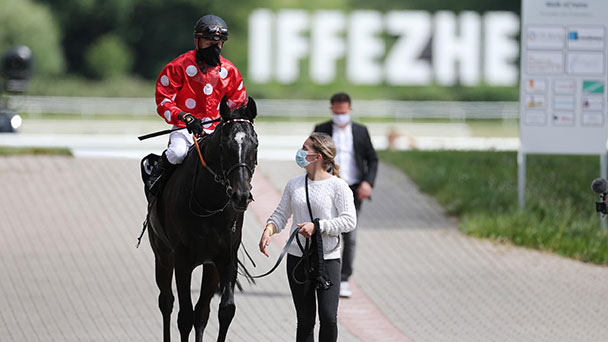 Pionierstimmung auf der Rennbahn Iffezheim – Jutta Hoffmeister: „Bürokräfte haben Pferdeboxen eingestreut – Resümee der Geister-Galopprennen