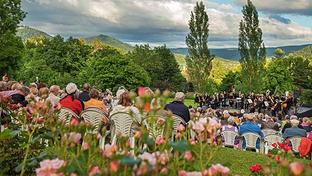 Baden Baden Feiert Seine Rosen Philharmonie Mit Sopranistin Mirella Hagen Im Rosengarten