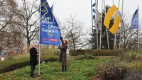 Stadt Bühl hisst Fahne zum Internationalen Tag gegen Gewalt an Frauen – Eine von 8.500 Fahnen weltweit