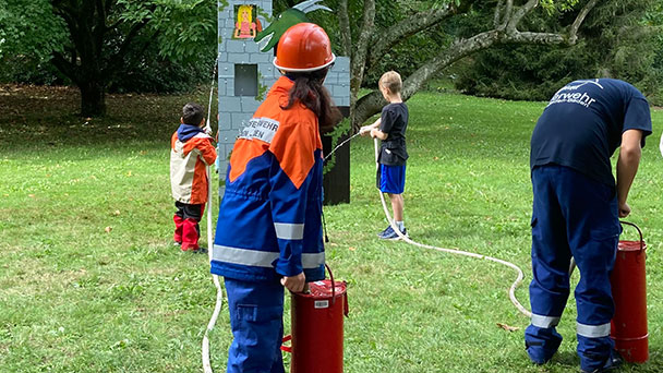 Baden-Badener Jugendfeuerwehr vor dem Stadtmuseum – Zielübungen mit dem Feuerwehrschlauch 
