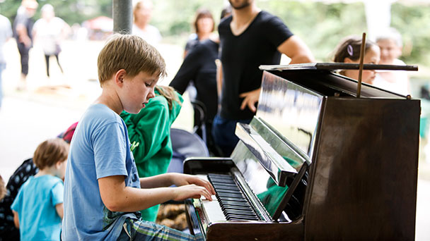 Auch in Gaggenau gibt es ein Kurparkfest – Spieler für das rollende Klavier gesucht