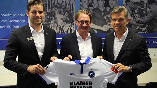 Auch bei Aufstieg kickt der KSC mit Markisen auf der Brust 