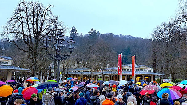 Doch viele Regenschirme in Baden-Baden – Veranstalter nennen 1.300 Teilnehmer bei Demo am Sonntag