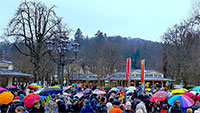Doch viele Regenschirme in Baden-Baden – Veranstalter nennen 1.300 Teilnehmer bei Demo am Sonntag