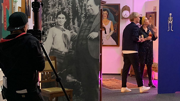 „Crew von 20 Personen des WDR“ in Baden-Baden – TV-Sendung „Stand up for Art“ 