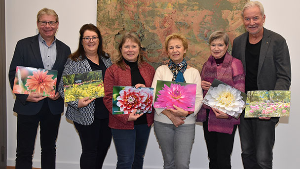 Der Oberbürgermeister und der Dahlienkalender – Fotografien der Baden-Badener Fotokünstlerin Nathalie Dautel