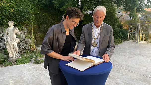 Heute Finale beim New Pop Festival – Singer-Songwriter Kamrad im Goldenen Buch Baden-Badens – „Ich bin begeistert von den Menschen und der Architektur. Danke!“