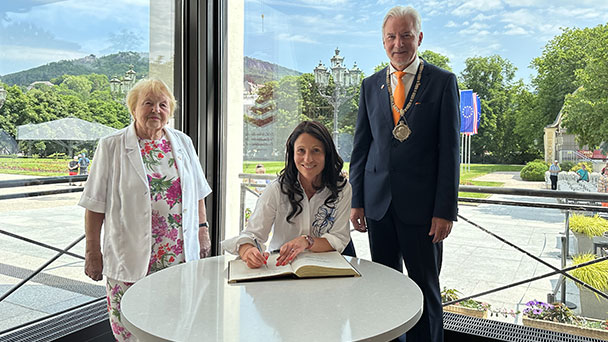 Karlsbader Oberbürgermeisterin Andrea Pfeffer-Ferklová im Goldenen Buch von Baden-Baden – Kulturelles und wirtschaftliches Bewusstsein „Welterbe“ fehlt noch Karlsbader Oberbürgermeisterin Andrea Pfeffer-Ferklová im Goldenen Buch von Baden-Baden – Kulturelles und wirtschaftliches Bewusstsein „Welterbe“ fehlt noch