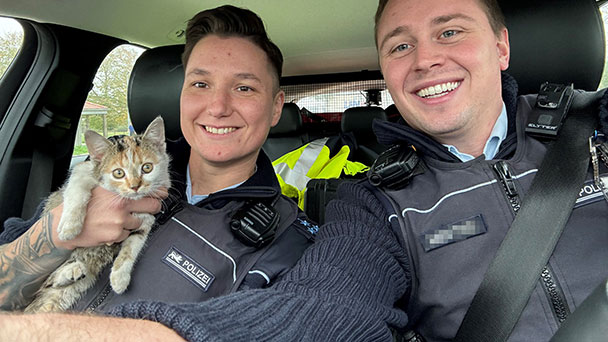 Gerettete kleine Katze und zwei glückliche Polizisten – Happy End auf der A5