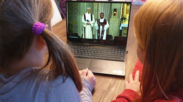 Der liebe Gott online in Baden-Baden – Live-Gottesdienst in der Corona-Krise – Pfarrer Teipel und Pater Thomaskutty predigten auf 130 Computern, Tablets und Smartphones 
