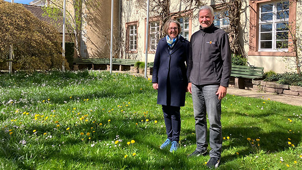 Oberbürgermeister Späth mit Bürgermeisterin Kist auf der grünen Wiese