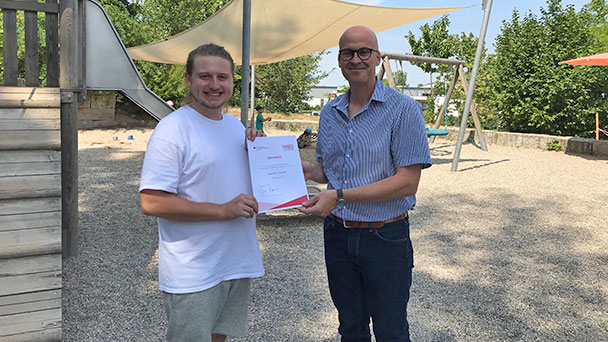 Neuer Erzieher für Baden-Badener Kita – Urkunde der Bundesfamilienministerin übergeben