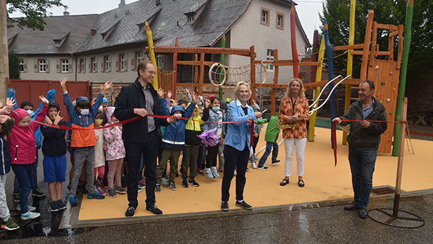 Klosterschüler freuen sich über neue Kletterspielanlage – Buntstifte und „weicher, gelber Fallschutzbelag“