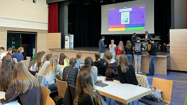 Moderne Klosterschule in Baden-Baden – Zuerst mal Englisch lernen – „Each one, Teach One“ – Schüler vermitteln digitale Kompetenzen
