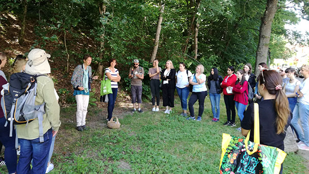 Baden-Badener Schüler erfuhren einiges von Hexen und Heilpflanzen – Kräuterwanderung mit der Buchautorin Ursula Stumpf  