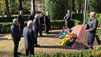 Tradition von französischen Streitkräften begründet – Deutsch-französische Kranzniederlegung auf Ehrenfriedhof Lichtental