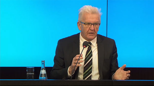 Kretschmann ändert Corona-Beschränkungen – Ab Inzidenz 50 in Stadt- und Landkreisen – „Ich bin der Ministerpräsident von Baden-Württemberg und nicht der König von Württemberg“