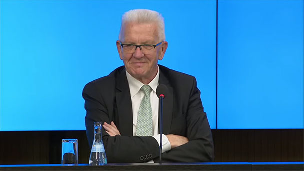 Maskenpflicht an Schulen soll fallen bei Inzidenz unter 35 – Winfried Kretschmann tippt 2:1 für Deutschland