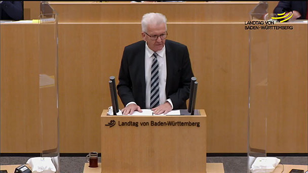 Sondersitzung des Landtags – Landtagspräsidentin Aras: „Auseinandersetzung von Demokraten und Nicht-Demokraten“ – Kretschmann: „Virus fühlt sich besonders wohl und breitet sich dort aus, wo wir uns auch wohl fühlen“ Sondersitzung des Landtags – Landtagspräsidentin Aras: „Auseinandersetzung von Demokraten und Nicht-Demokraten“ – Kretschmann: „Virus fühlt sich besonders wohl und breitet sich dort aus, wo wir uns auch wohl fühlen“