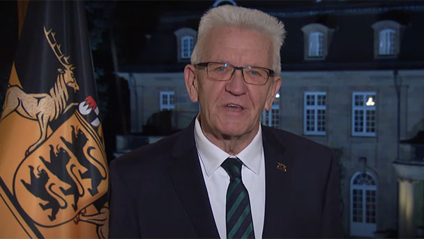 „Plötzlich begannen Ukrainerinnen und Ukrainer, ihre Nationalhymne zu singen“ – Neujahrsansprache von Ministerpräsident Winfried Kretschmann „Plötzlich begannen Ukrainerinnen und Ukrainer, ihre Nationalhymne zu singen“ – Neujahrsansprache von Ministerpräsident Winfried Kretschmann