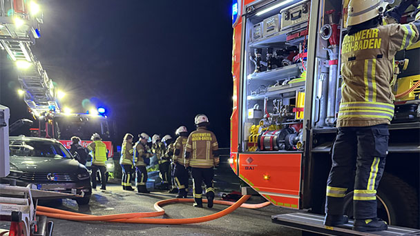 Küche in der Baden-Badener Weststadt in Flammen – Feuerwehr nach Mitternacht schnell zur Stelle
