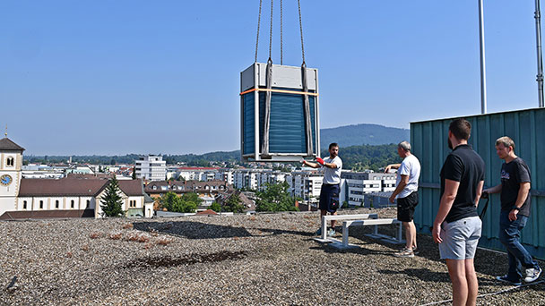 Heißes Manöver in Gaggenau – Kühlgerät schwebt in 45 Meter über dem Rathaus
