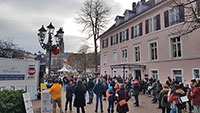Impfgegner-Demo mit hunderten Teilnehmern in Baden-Baden – Friedliche Kundgebung auf dem Augustaplatz