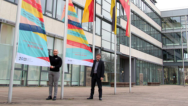 Auch Landkreis Rastatt zeigt Flagge für jüdisches Leben in Deutschland – Christian Dusch hisst Flagge 