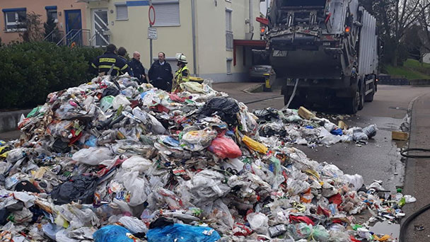 Bitte Müll ordentlich entsorgen – Dieses Jahr bereits vierter Müllwagen-Brand in Rastatt 