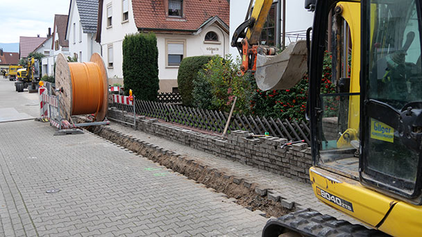 „Leitung in die Jahre gekommen“ –  Stadtwerke verlegen Glasfaser in Bad Rotenfels