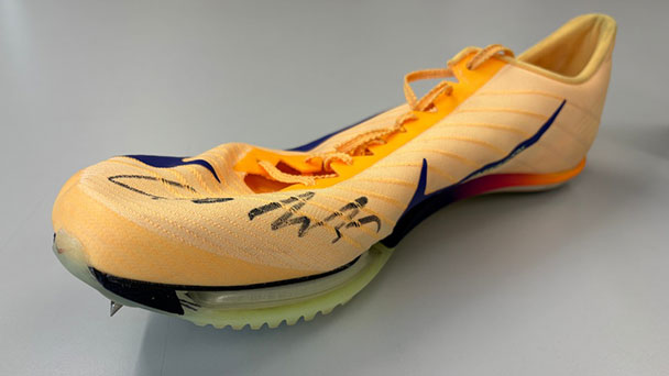Karlheinz Kögel versteigert Goldschuh von Leo Neugebauer – Getragener Wettkampfschuh beim Baden-Badner Auktionsportal United Charity