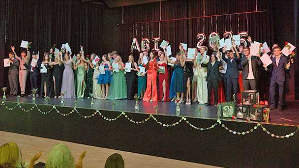 Abi-Feier in Baden-Badener Technischem Gymnasium – Schulleiterin Gabriela Krellmann spricht ein besonderes Kapitel an – „Charakter, Mut und Menschlichkeit“