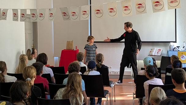 Ganz heiß in der Stadtbibliothek Baden-Baden – „Eselsohren"-Show vom Zauberer