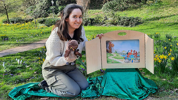 „Lesen im Grünen“ auf Baden-Badener Spielplätzen – Petra Grobecker, Isabel Blizil und Ilka Hamer mit Lastenbike unterwegs 