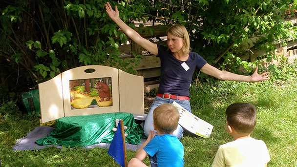 Erfolgreiche Premiere von „Lesen im Grünen“ – Nächster Termin am 2. Juli am Lichtentaler Dschungelspielplatz