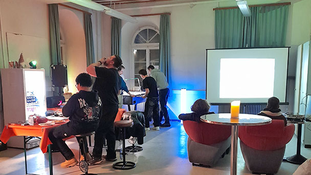 Lila Villa feiert im Übergangstreff – Ortsvorsteher Ulrich Hildner kam mit Nachfolger Maximilian Arnold