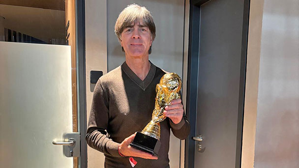 Jogi Löw bringt 17.000 Euro für guten Zweck nach Baden-Baden – Glückliche Fußball-Liebhaberin aus USA 