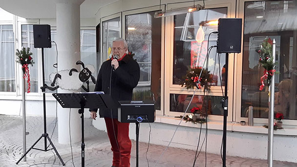 Tapferer Elmar Hohmann singt bei Schmuddelwetter – Weihnachtslieder für Pflegegäste hinter den Fenstern