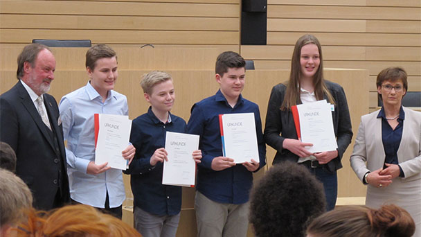 MLG-Schüler Indra Brocke, David Meier, Linus Melcher, Oliver Schettler im Landtag geehrt - „Terror- und Krieg – wie unsicher ist unser Leben heute“