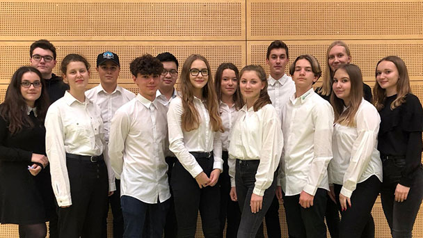 Geschäftstüchtige Baden-Badener Schüler auf dem Christkindelsmarkt