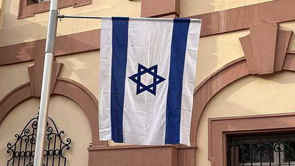 Auch Rastatt zeigt Flagge für Israel – Mahnwache heute vor dem Rathaus