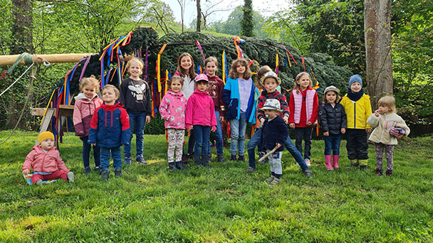 Der Mai kann kommen - Bürgervereinigung Oberbeuern lädt zum Maihock ein – Kinder dürfen Maibaum schmücken