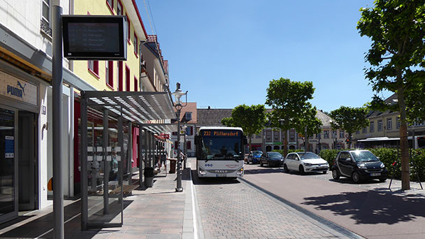 Letzte Verschönerungen in der Oberen Kaiserstraße – Markierungen am Bordstein verdeutlichen Höhenunterschied zur Straße 