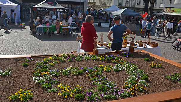 Gaggenau ist nur 100 Jahre alt – Festlogo mit bunten Blumen
