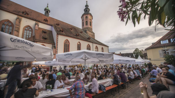 Party auf Baden-Badener Marktplatz – Weindorf mit lokalen Winzern