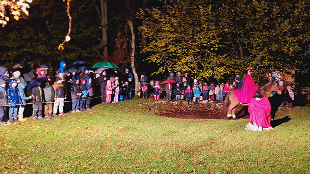 Gute Laune in Oberbeuern garantiert – Begleitet von Blasmusik der Jugendkapelle des Musikvereins Baden-Lichtenthal reitet Sankt Martin hoch zu Ross 