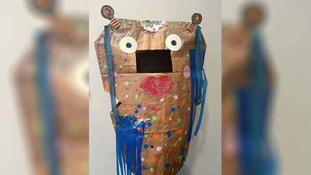 Und jetzt noch eine Hexen-Maske basteln – Faschings-Workshop in Baden-Badener Museum LA8