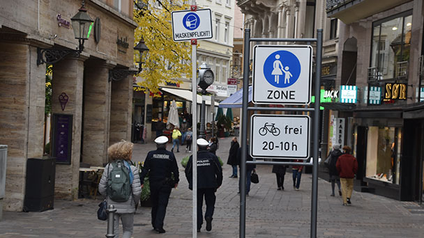 17 Maskenpflicht-Schilder warnen in Baden-Badener Innenstadt – „Auch, wenn Mindestabstand eingehalten werden kann“