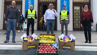 Bananen, Äpfel und Oberbürgermeisterin Mergen – Eine gute Tat nicht im Verborgenen – „Edeka Fischer spendet für KIZ-Mitarbeiter“ 