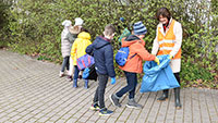 Einmal im Jahr wird sauber gemacht – OB Mergen bei Aktion „Putz-Munter“ in Haueneberstein